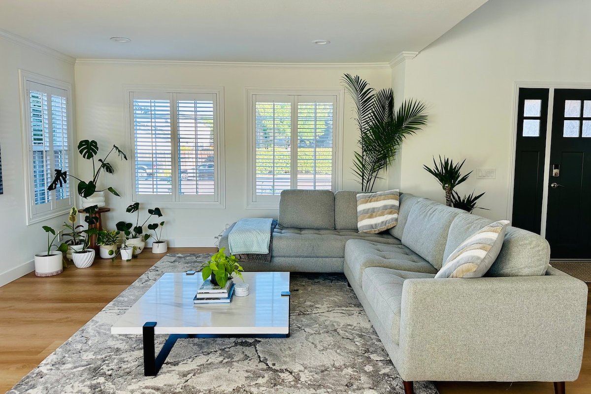 Poolside Bliss w/ Stunning Views gallery image 3