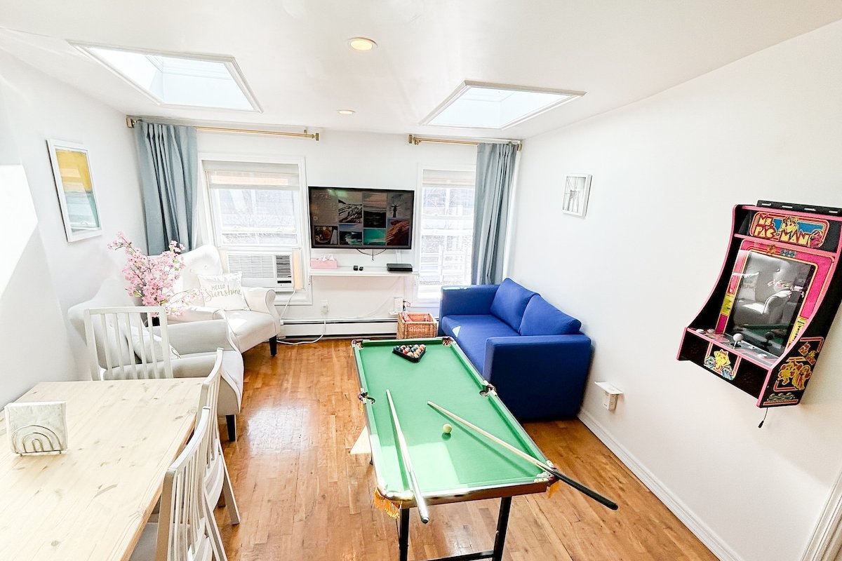 Bright Sunny Apt with 1.5 bath King Bed gallery image 3