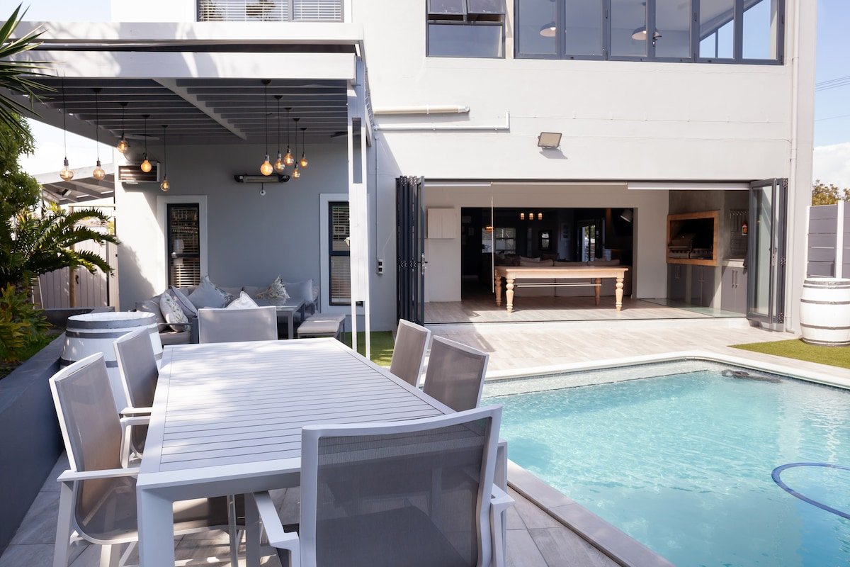 Elegant 8-Sleeper | Poolside Living & Braai Vibes gallery image 3