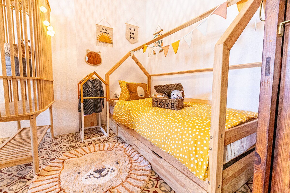 Spanish house- high ceilings and close to beach gallery image 4