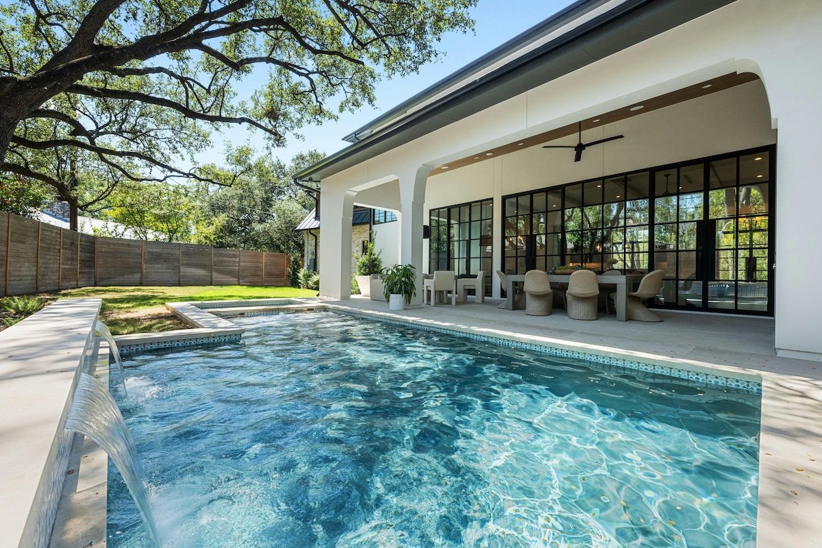 *New Luxe* 6BDR Dream Home / steps from Zilker gallery image 2