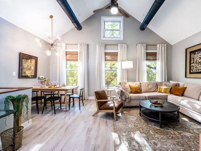 Penthouse. Historic Wicker Park. Walk | Shop | Eat