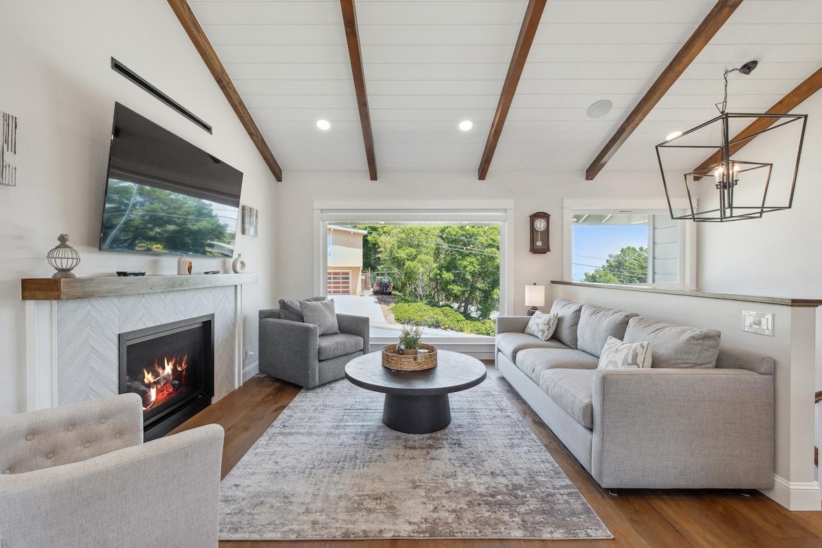 LuxoStays Bright & Cozy 4BR Home • 5 Beds • 2 Bath gallery image 3