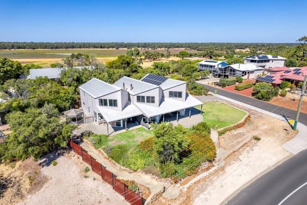 Seaview Beach House by Peppy Beach Retreats® gallery image 4