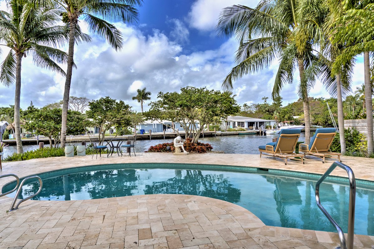 1.5 mi to the Beach/Heated Pool & 2 Paddleboards!