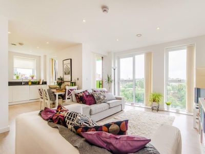 Bright 2-Bed, Fast WiFi Great Weekly Rate