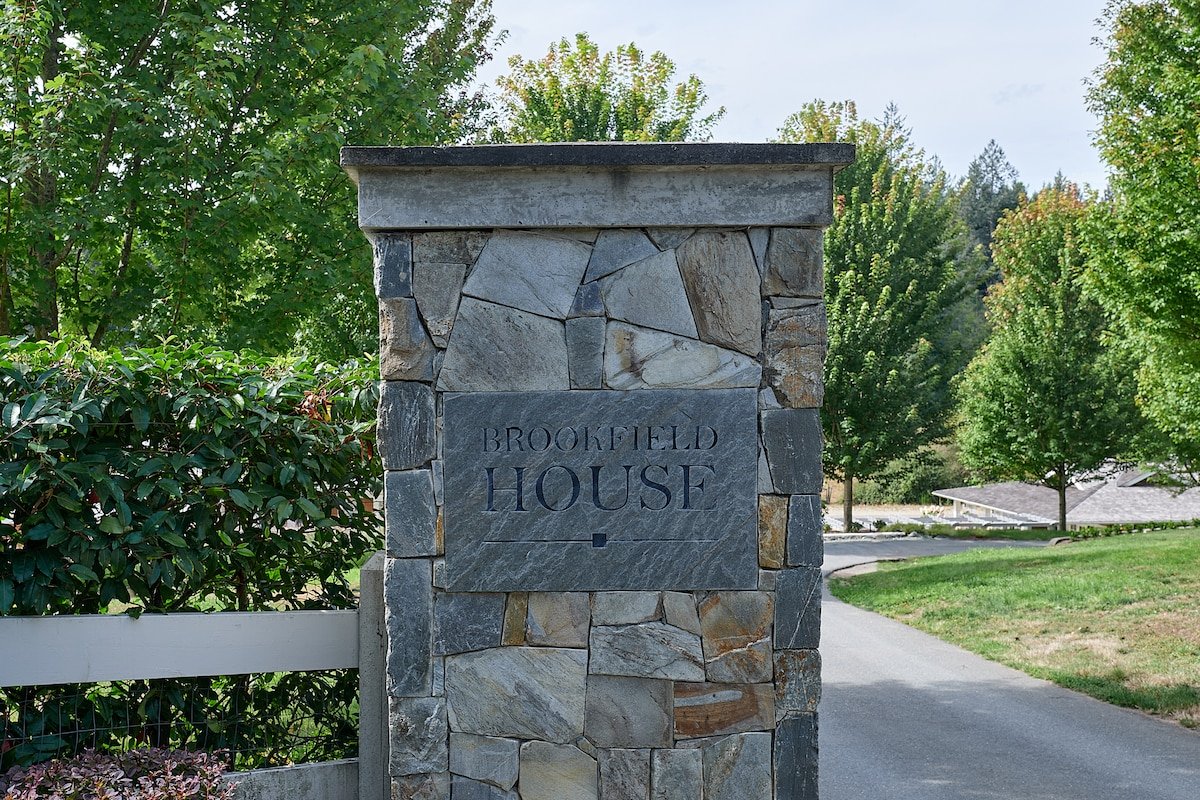 Beautiful Country home on a shared 4 acre parcel gallery image 2