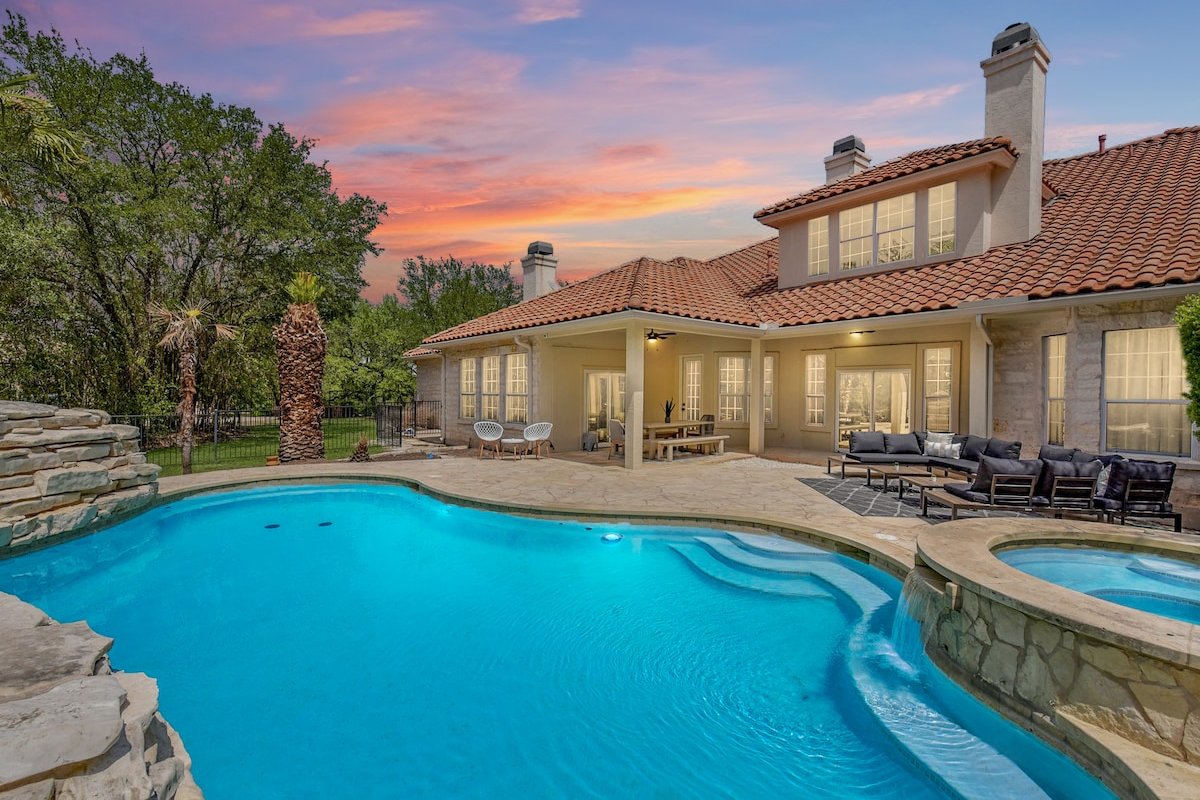 Luxury Home, Fire Pit, Pool, Hot Tub gallery image 2