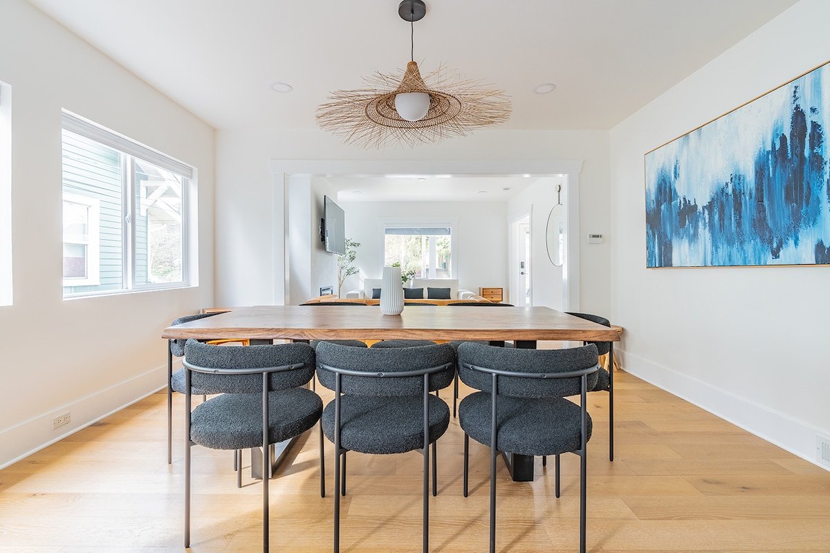 Stylish 7BR Retreat in Queen Anne | Sleeps 14 gallery image 5