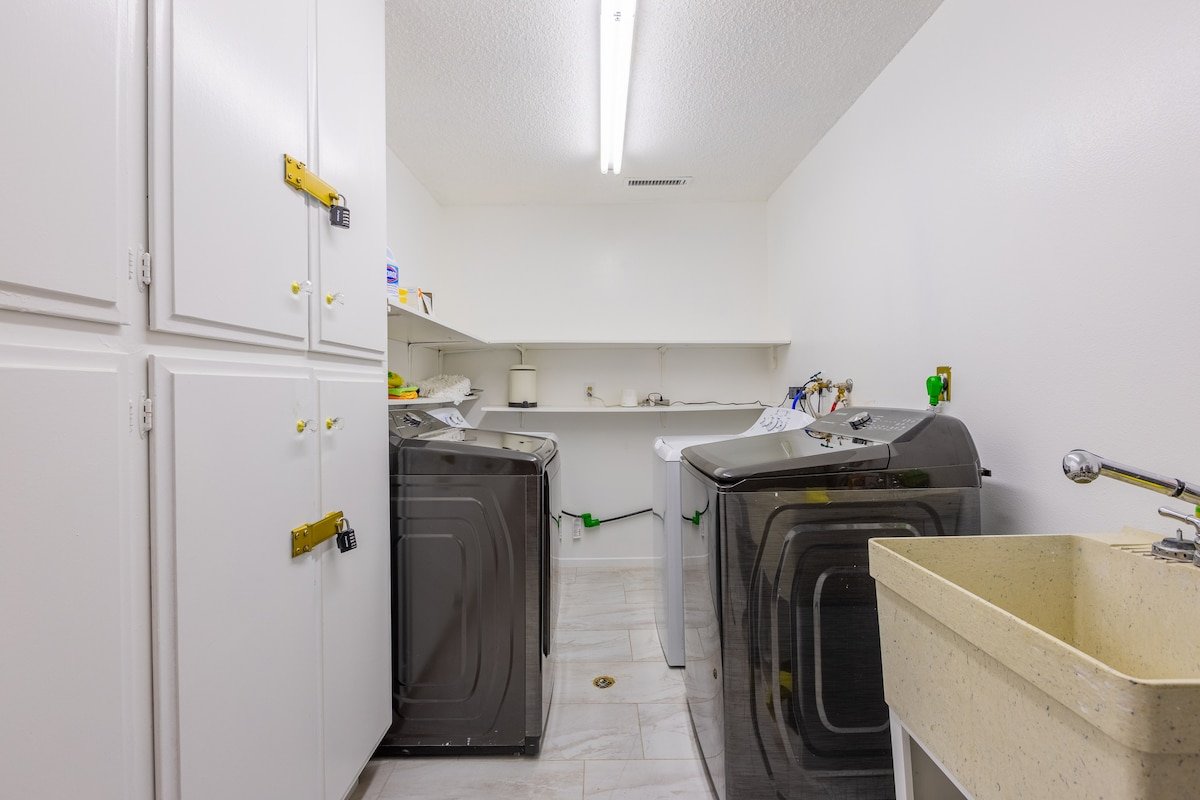 Vegas 7BR Retreat Once Home to a Magician gallery image 4