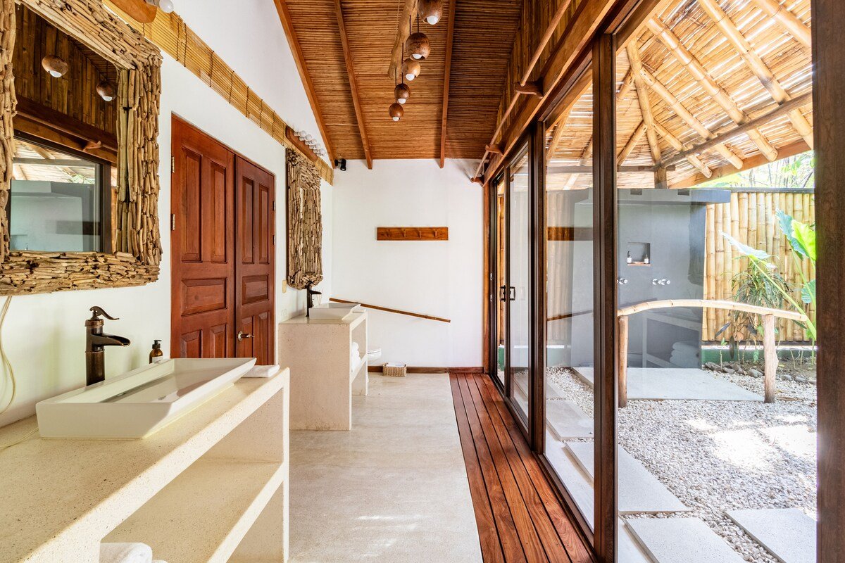 Casa Capitan 4br, luxury beachfront Santa Teresa gallery image 3