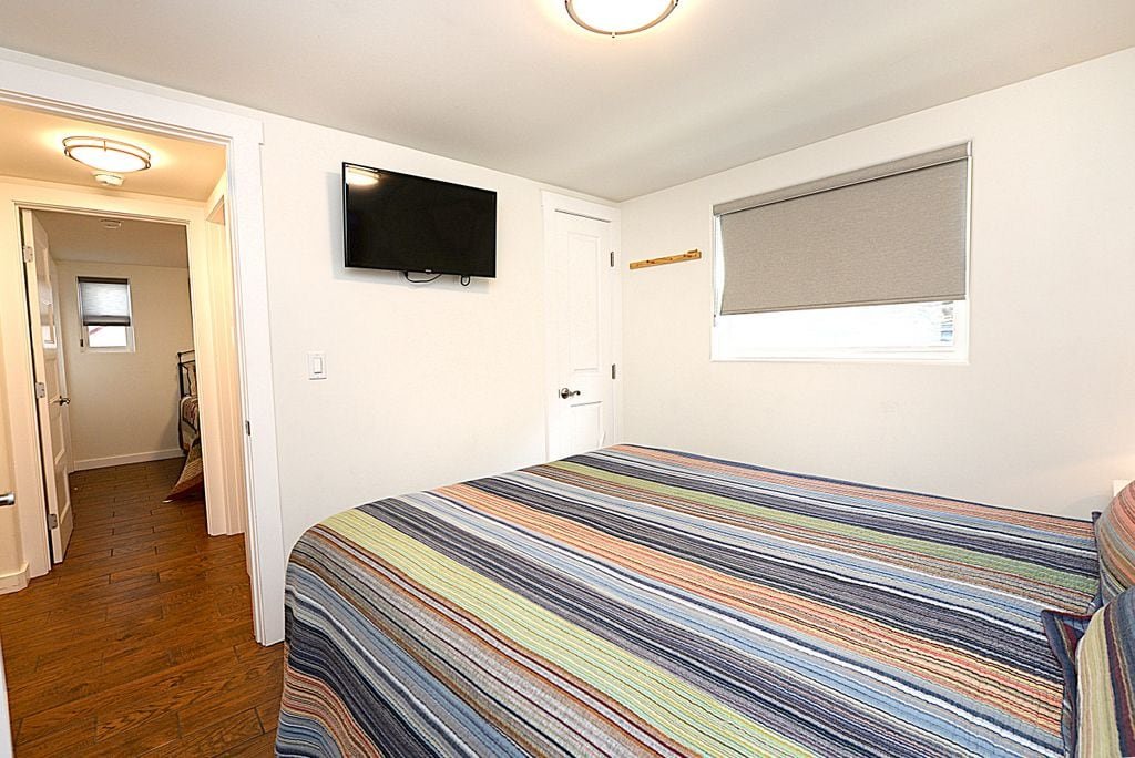 Beautiful Upgraded 4BD/3BA! *Closest to Beach!* gallery image 3