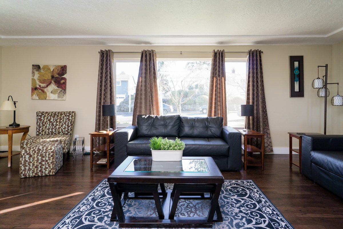 Modern Home – KING BED – 15 Minutes to Everything gallery image 5