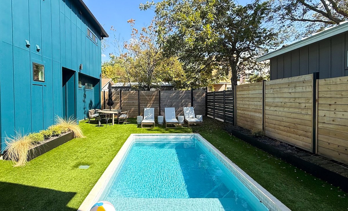 Modern Haven: Central Brand New Home w Heated Pool gallery image 2