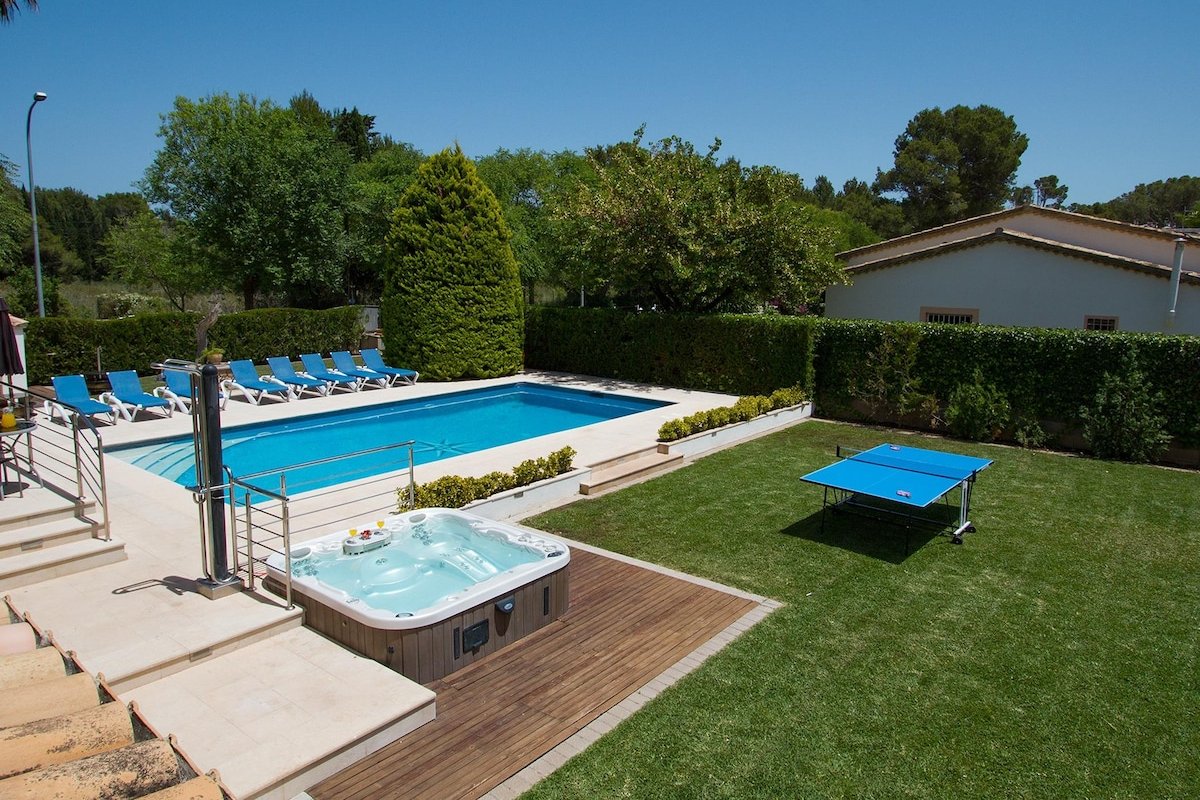 Walk to Beach! Big family Villa w/ Pool & hot tub gallery image 4