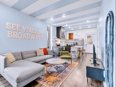 New Music Row Manor w/12 Beds! 7 Mins to Broadway