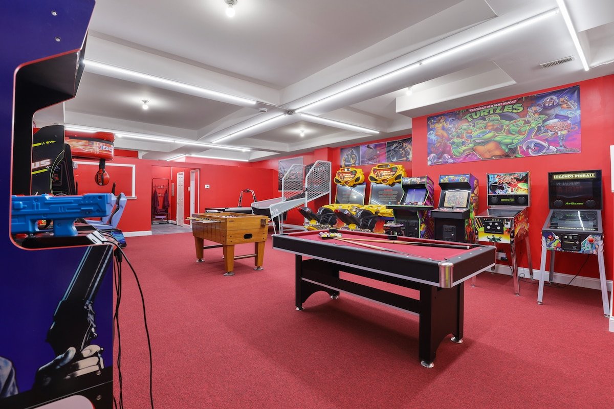 Belmont Pleasures – hot tub / arcade gaming room gallery image 4