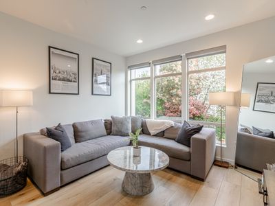 Modern Townhouse Perfect for Groups & Good Vibes