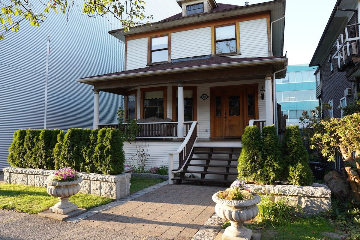 Bright and Spacious, Perfect Location gallery image 3