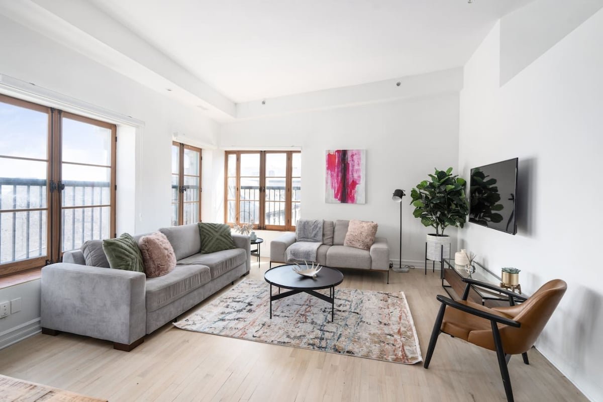 Stunning 4Bed 3BA Apt Central Old Mtl | St Paul St gallery image 2