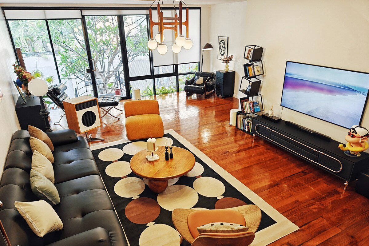 The Hidden Gallery 5-Bed art villa Netflix Vinyl gallery image 3