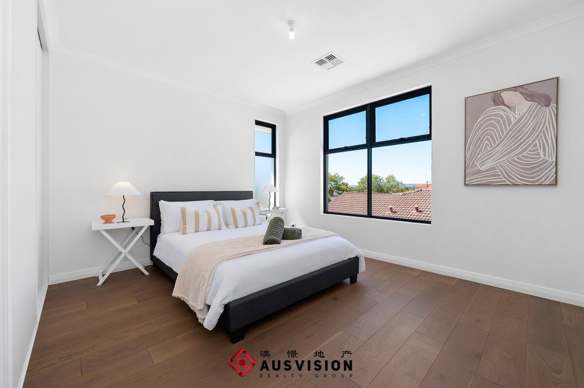 Central Brand-New Executive 2-Storey, 2-Kitchen gallery image 4