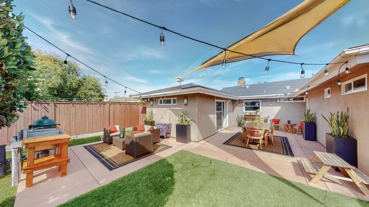 Family House with Toys and Playground for Kids! gallery image 4