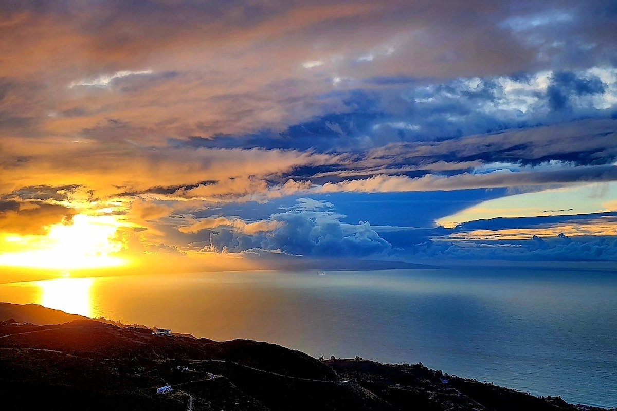 Spectacular Ocean & Mountain Views Malibu Villa gallery image 4