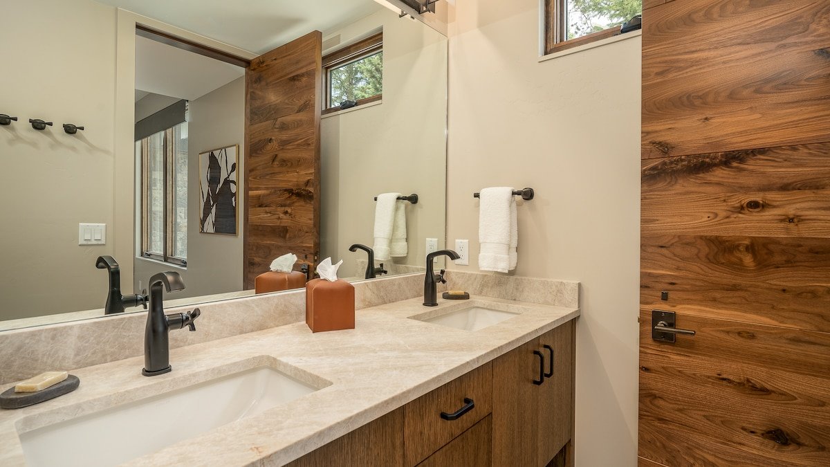 Hot Tubs + Ski-in/Ski-out – The Bear’s Den gallery image 3