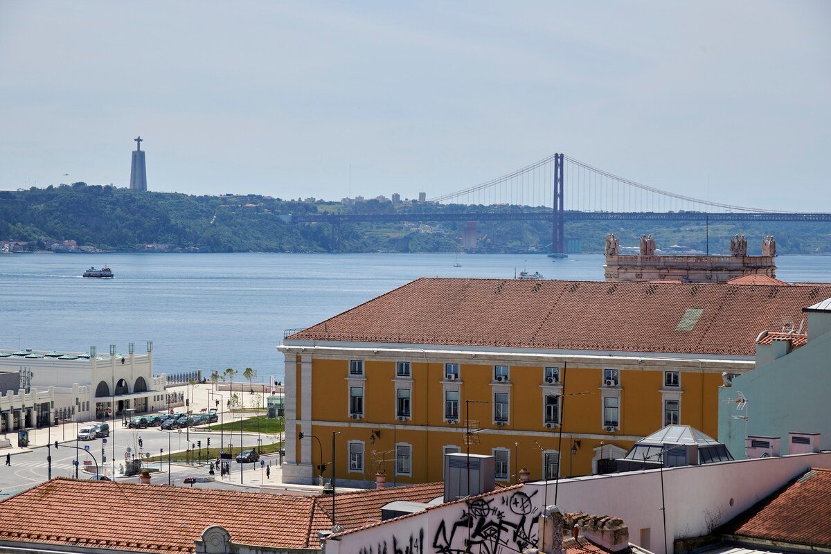 Amazing River View with balconies! 2br/2wc/AC/Lift gallery image 4