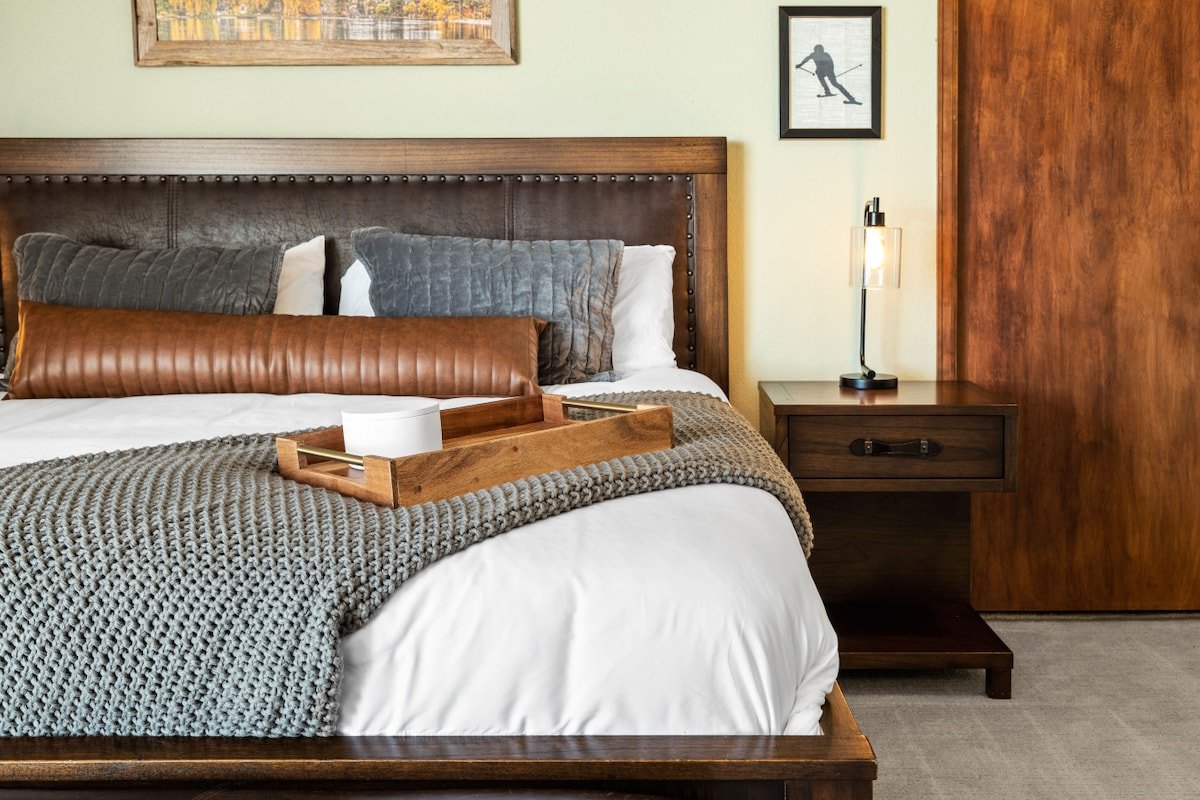 City Center Oasis: Prime Location with Views! gallery image 3