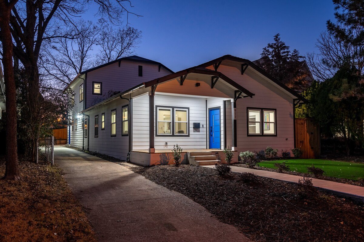 *Craftsman’s Paradise – 12 Guest Gorgeous Home* gallery image 3