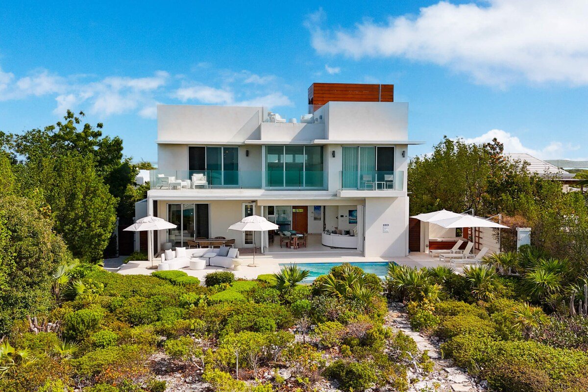 Elegant Architectural Escape Directly On the Ocean