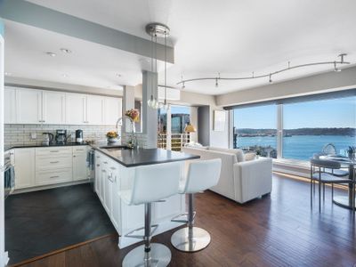 Best View in Seattle – 2BR w/ Parking, Pool, A/C