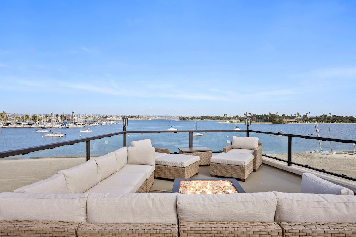 Single Family Waterfront Home in Mission Beach gallery image 4