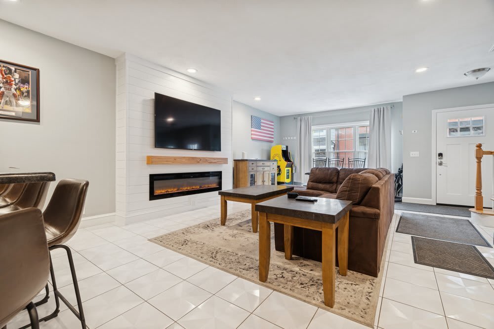 Heart of Southie – Hot Tub + Walk to Top Bars gallery image 3