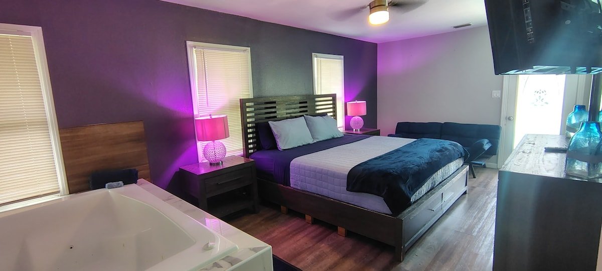 Hidden Heated Poolside Paradise Oasis King Bed Spa gallery image 3