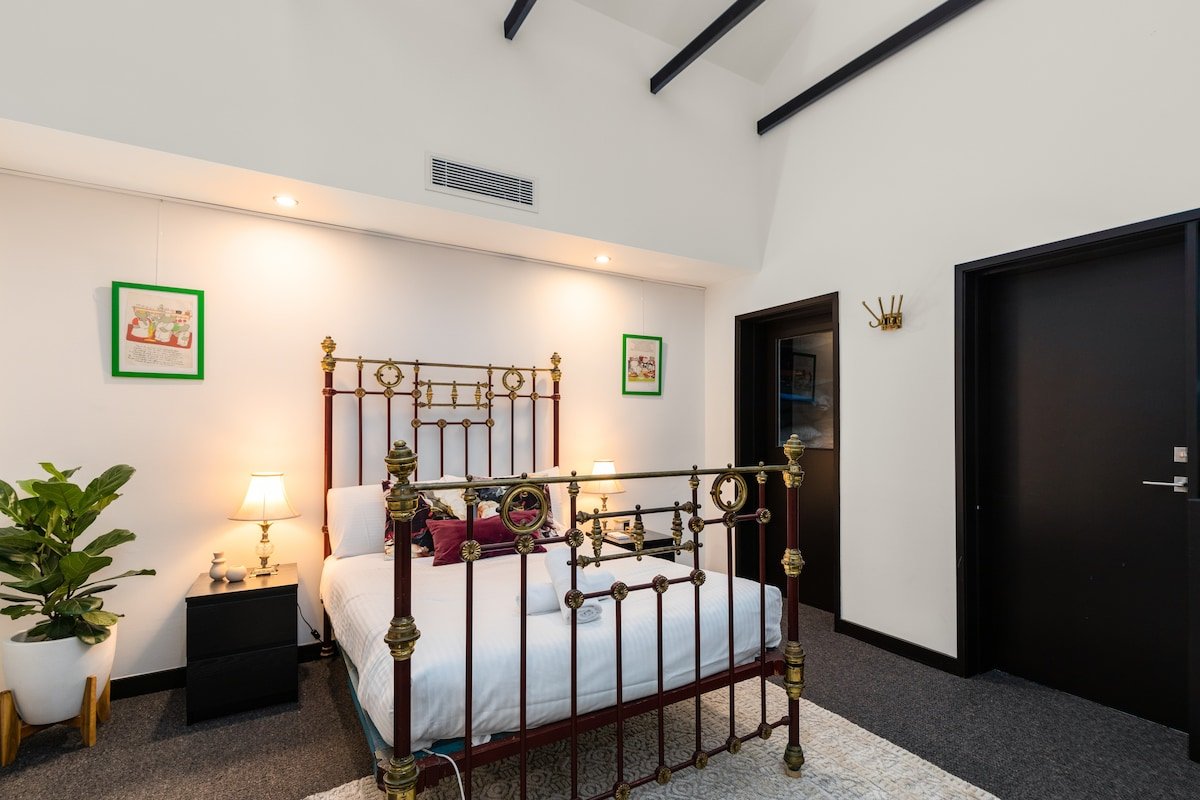 Fitzroy’s 3BR Luxury Retreat gallery image 5