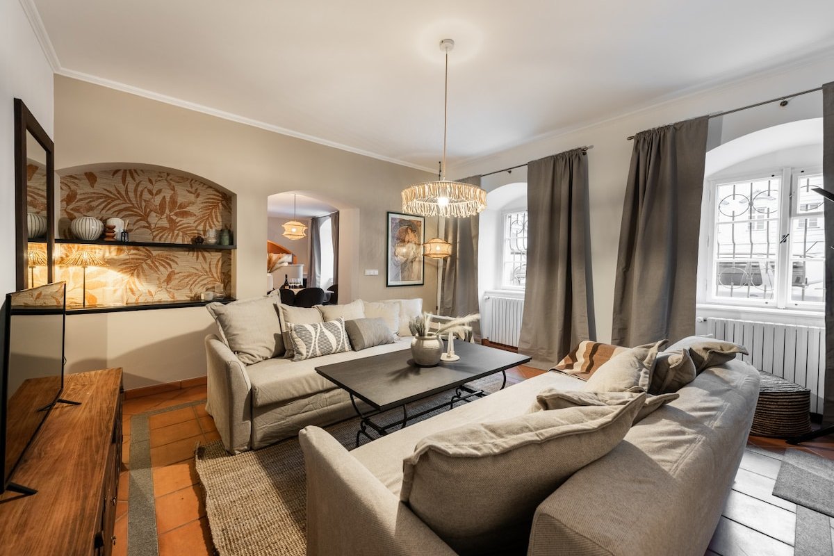 Old Town Stylish Apartment Next to Charles Bridge gallery image 2