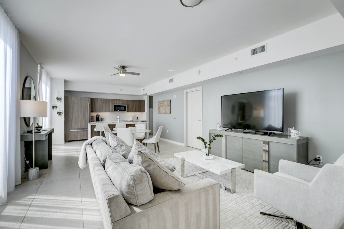 Stunning 2 bedroom townhouse – STEPS to the beach! gallery image 4