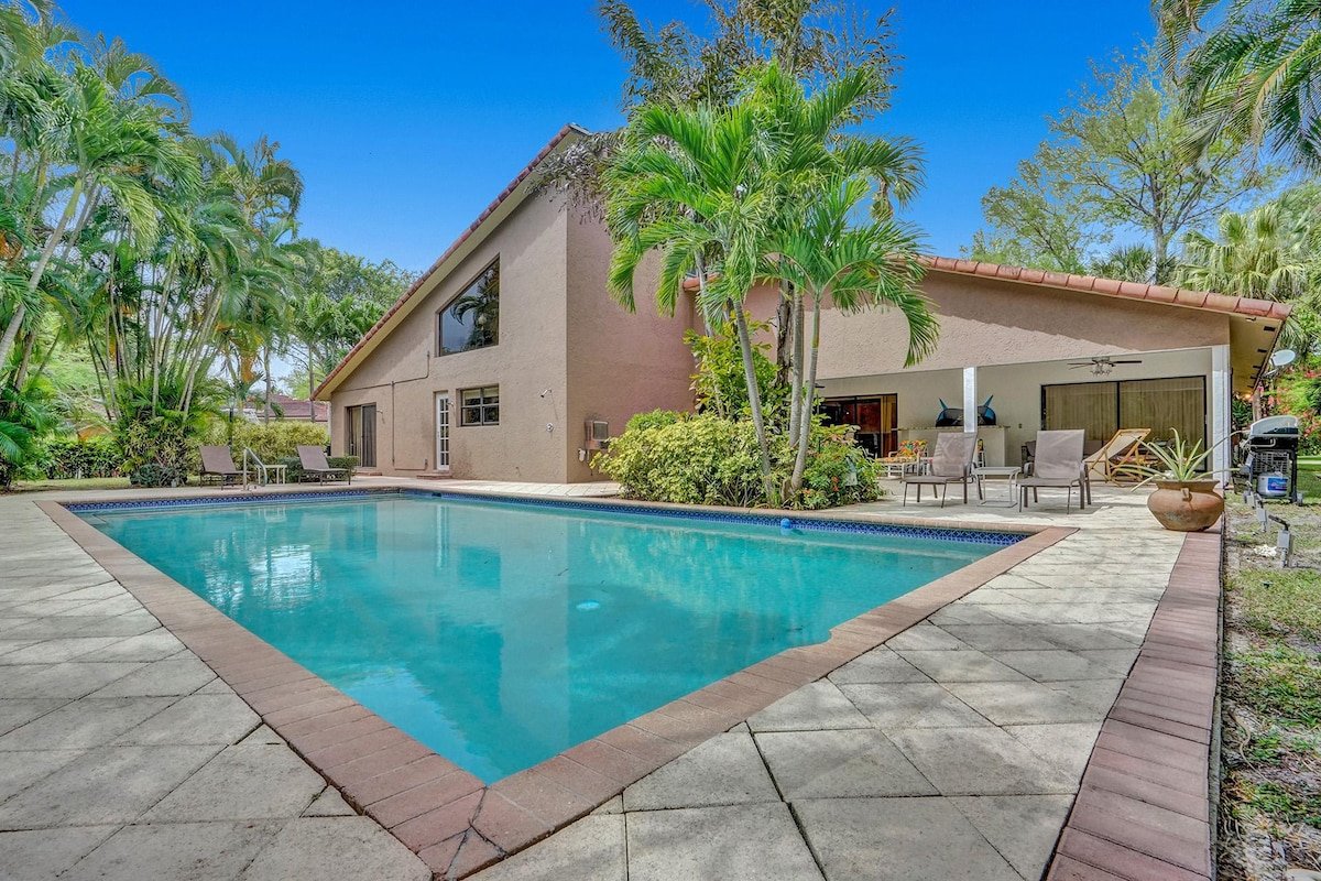 Villa Heated Pool, Golf Course BBQ Ping Pong Table