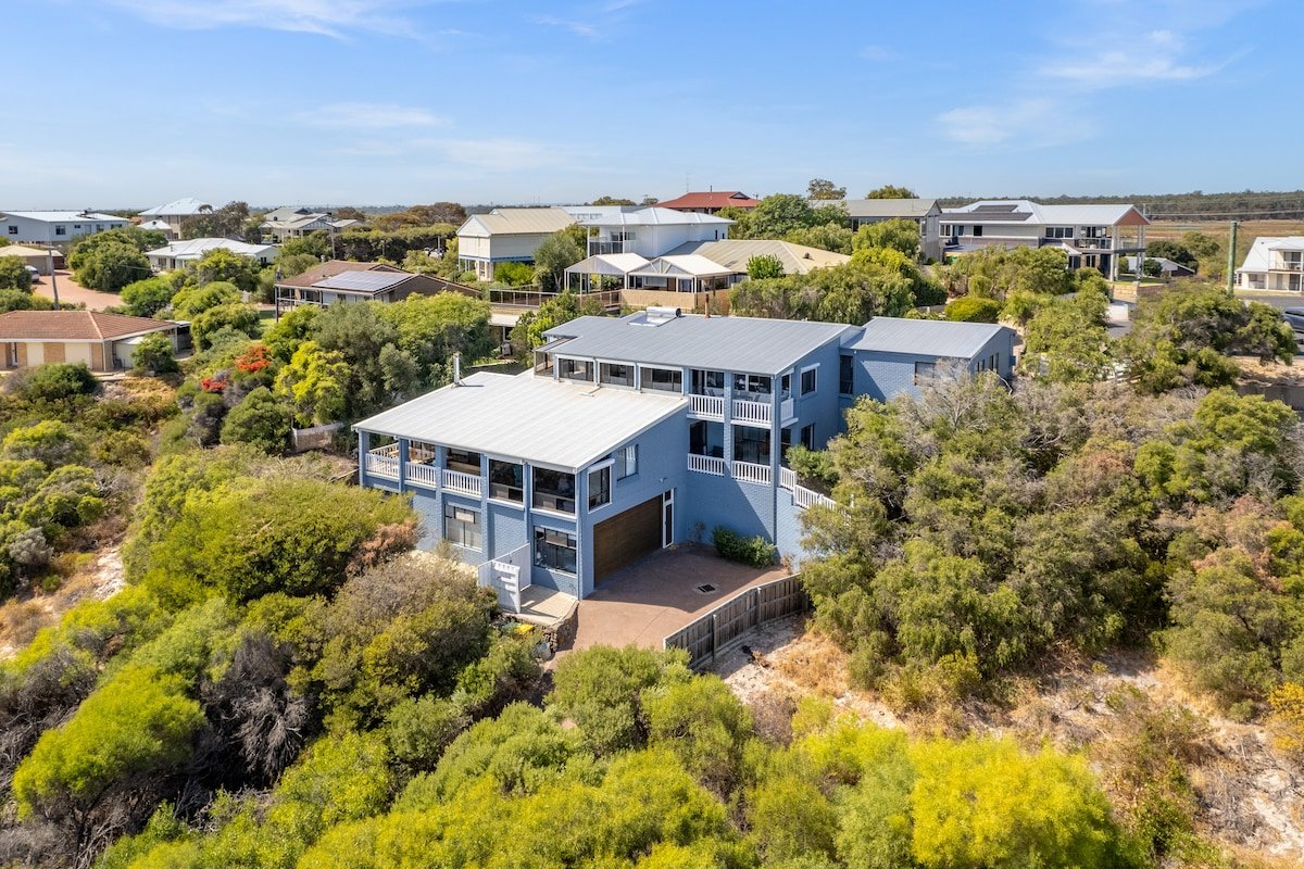 Beachfront Villa by Peppy Beach Retreats® gallery image 3