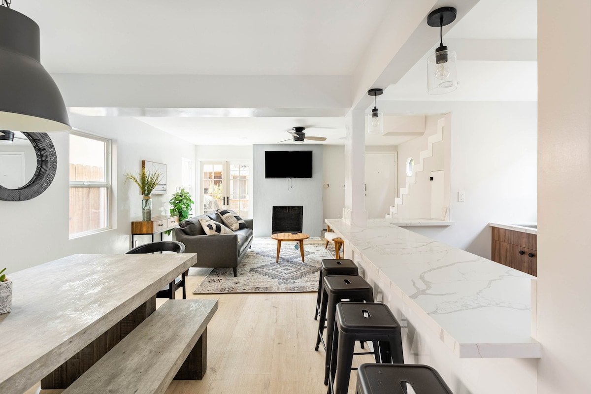 Beach Home W AC | 5 BR | Free Parking | EV Charge gallery image 2