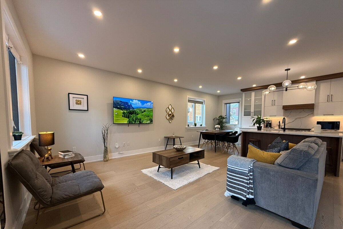 Modern 3 Bedroom 3 Bathroom House Downtown+Parking gallery image 4