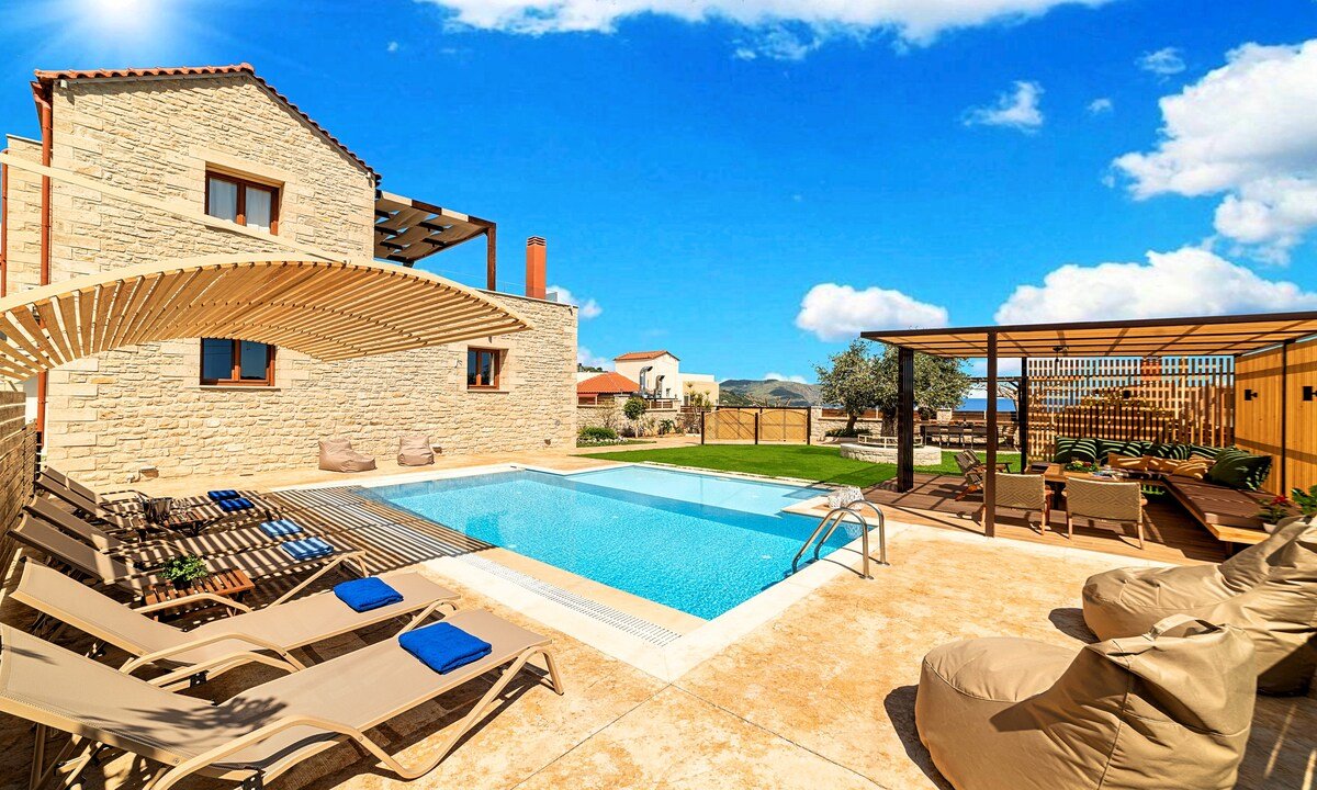 Cretan Sunrise Villa Heated Pool gallery image 4