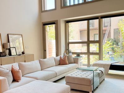 Luxe 4/5 w/parking – Golden Triangle/Civic Center!