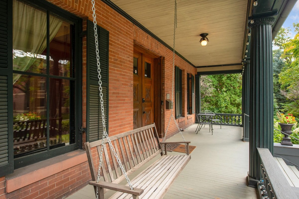 Historic District Holiday Family HQ gallery image 5