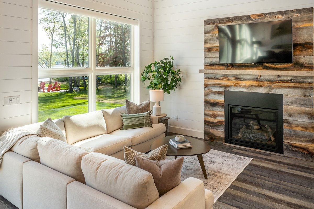 Muskoka Luxury Cottage near Huntsville with Sauna gallery image 4