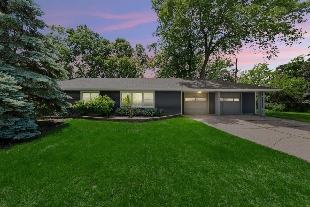 Amazing Two homes. Sleeps 12. Moa Airport Parks gallery image 3