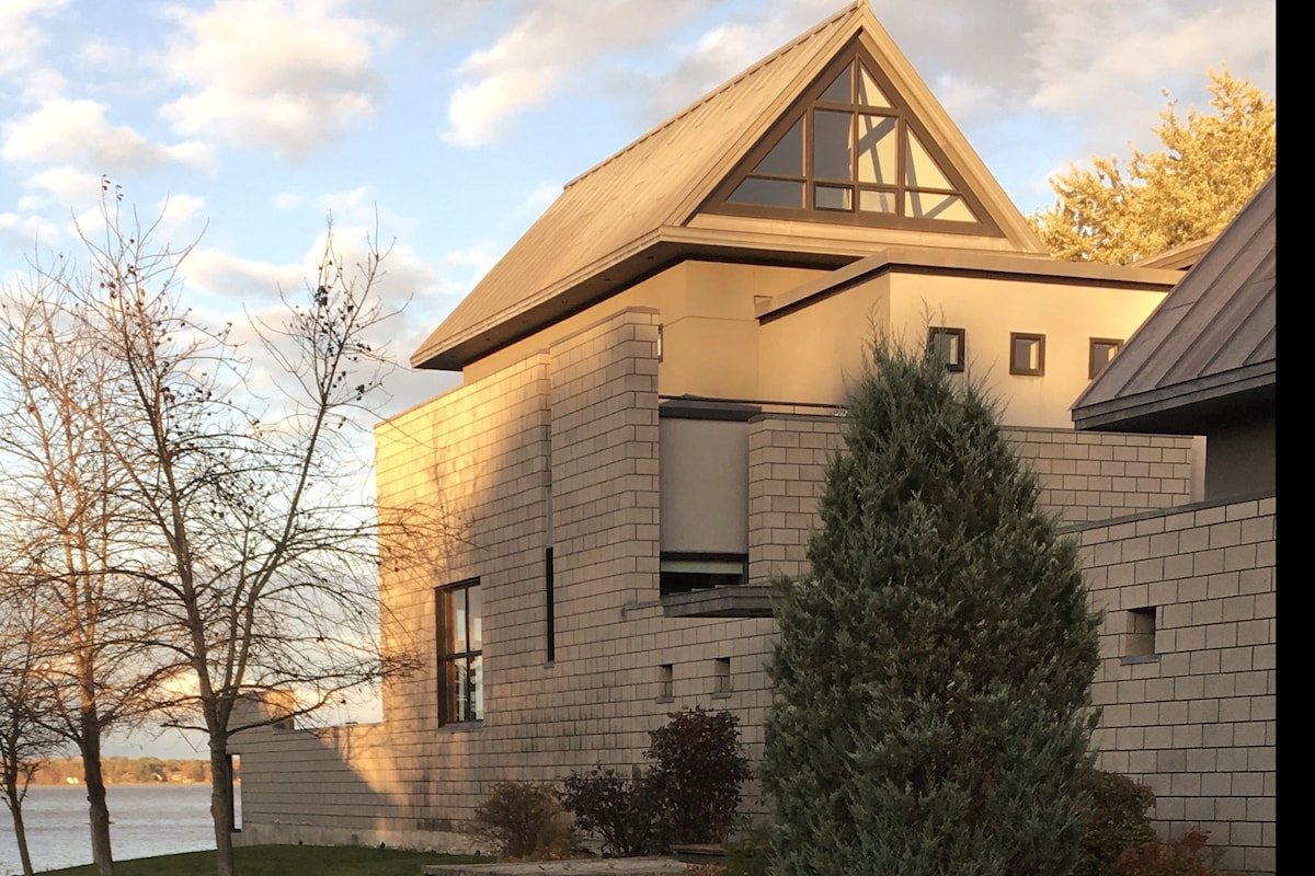 Ultra Modern Designer House gallery image 5